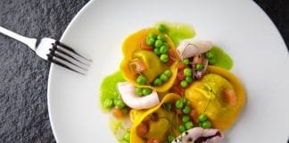 Ravioli s čerstvým hráškem, mátou a kalamáry