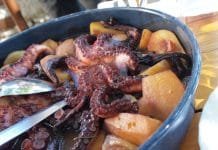 Chobotnice pod pekou. Chorvatská specialita ze žhavého uhlí