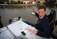 Oblíbená kulinářská show v oblacích opět v Praze. Dinner in the Sky letos nad Vltavou