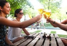 Holky, jdeme na jedno? Ženy chodí na pivo častěji, ukázal průzkum