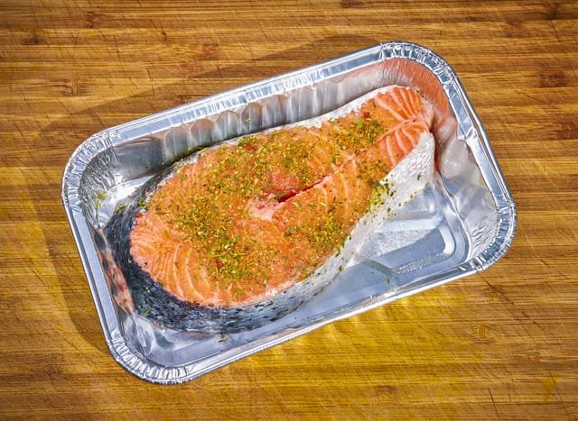 ryby připravená v grilovací vaničce, 