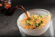 HOUBY NA LŽÍCI. Síla consommé, jako když kopne kůň Houbové consommé