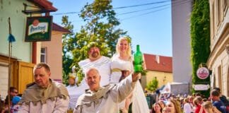 Burčák, akrobaté i královský průvod. Na Znojemské vinobraní svítilo slunce. Obrazně i doslova Znojemské historické vinobraní průvod