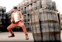 Jean-Claude Van Damme další slavnou tváří ve službách irské whiskey. Stávky už i v palírnách Akční hvězda Jean Claude Van Damme tváří Old Oak Irish whiskey