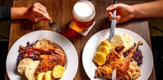 Svatomartinský víkend v Lokálu s českou husou z farmy pečená husa s knedlíky a zelím