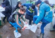 Mistři v řezu révy předvedli své umění i v dešti. Zlaté nůžky putují na Slovensko