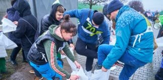 Mistři v řezu révy předvedli své umění i v dešti. Zlaté nůžky putují na Slovensko