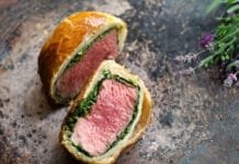 Beef Wellington. Šťavnatá pečínka v křupavém kabátě hovězí v těstové krustě