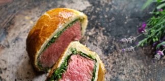 Beef Wellington. Šťavnatá pečínka v křupavém kabátě hovězí v těstové krustě