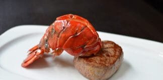 HUMR A STEAK aneb surf & turf. Žádná velká novinka, ale pořád baví. A budí dojem luxusu