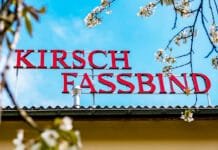 TEKUTÉ POKLADY S CHUTĚMI LÉTA. FASSBIND – nejstarší švýcarská palírna mezi jezery a horami Poutač slavné palírny Fassbind